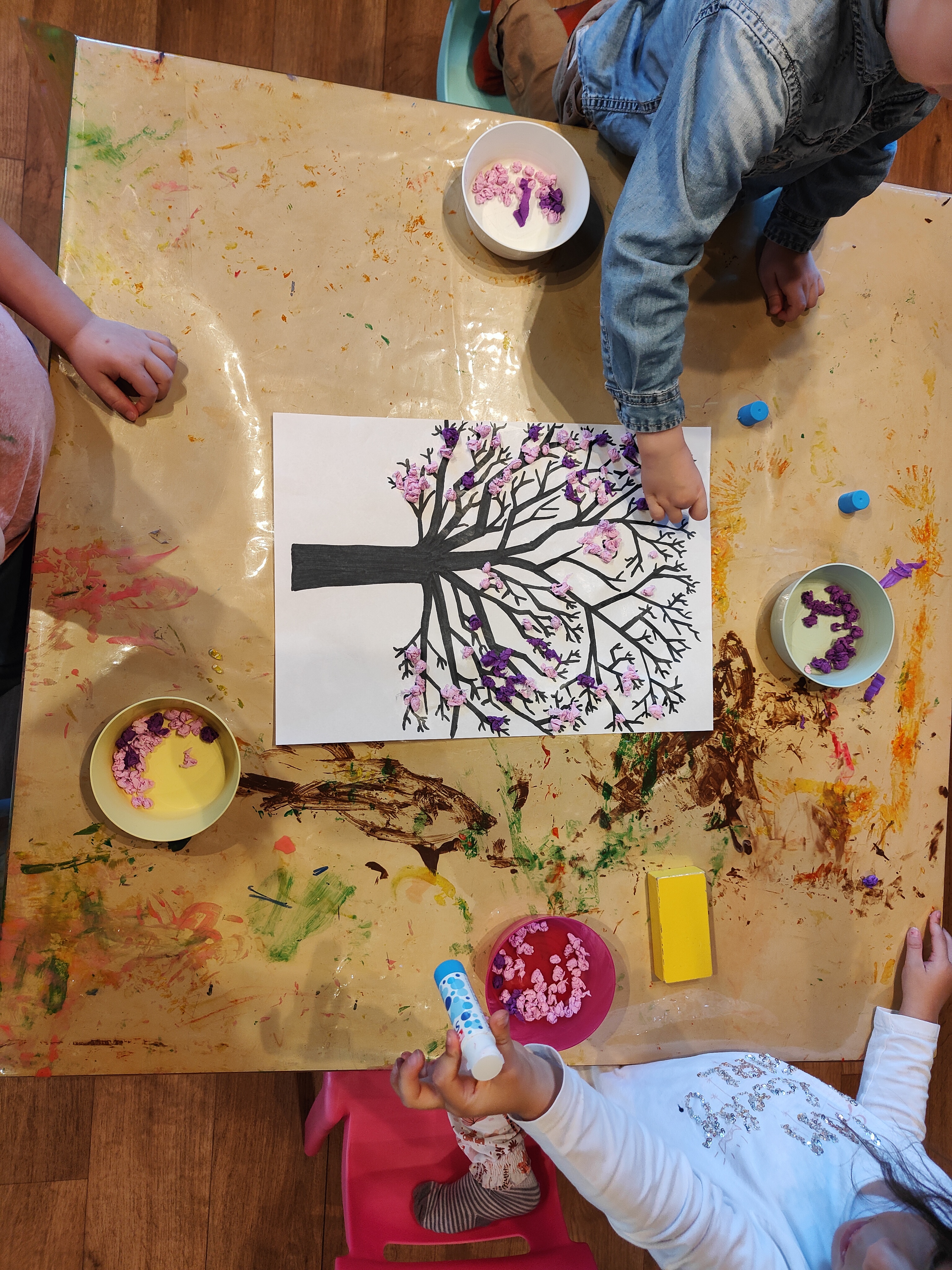 Kinder beim kreativen Basteln