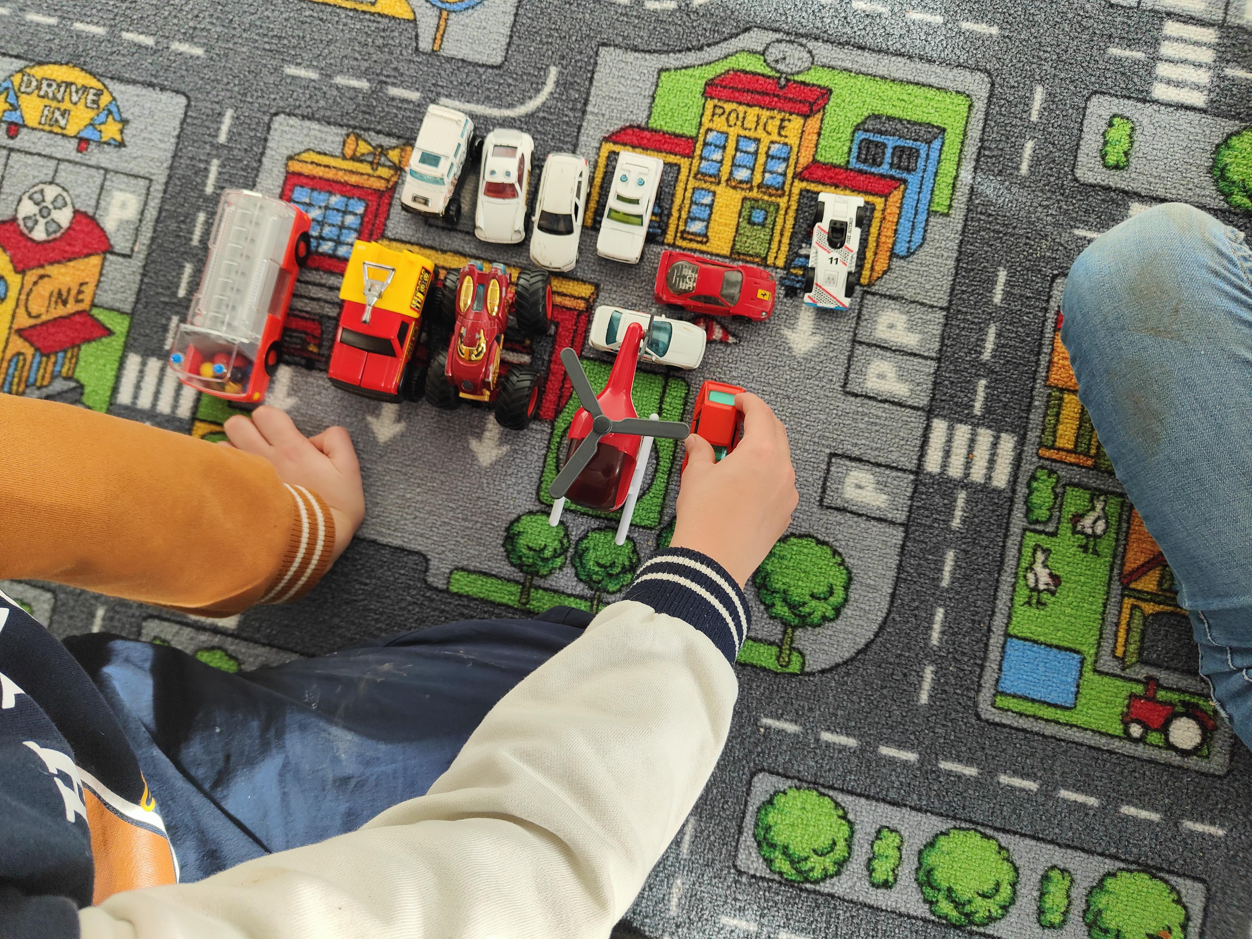 Kinder bei spielerischen Aktivitäten