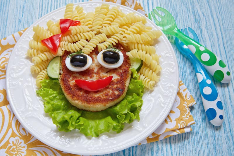 Kreativ angerichtetes Mittagessen für Kinder